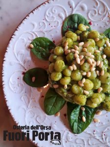 Chicche di patate saltate con gorgonzola, spinaci e pinoli
