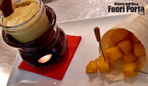 Fonduta di formaggi e porcini con dadolata di polenta croccante