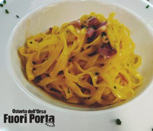 Tagliolini gialli saltati con burro e petto d'oca affumicato ed erba cipollina