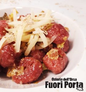 Gnocchi di rapa rossa con verza, montasio e polvere di castagna