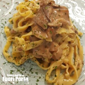 Tagliatelle fatte a mano con funghi porcini osteria orsa fuori porta